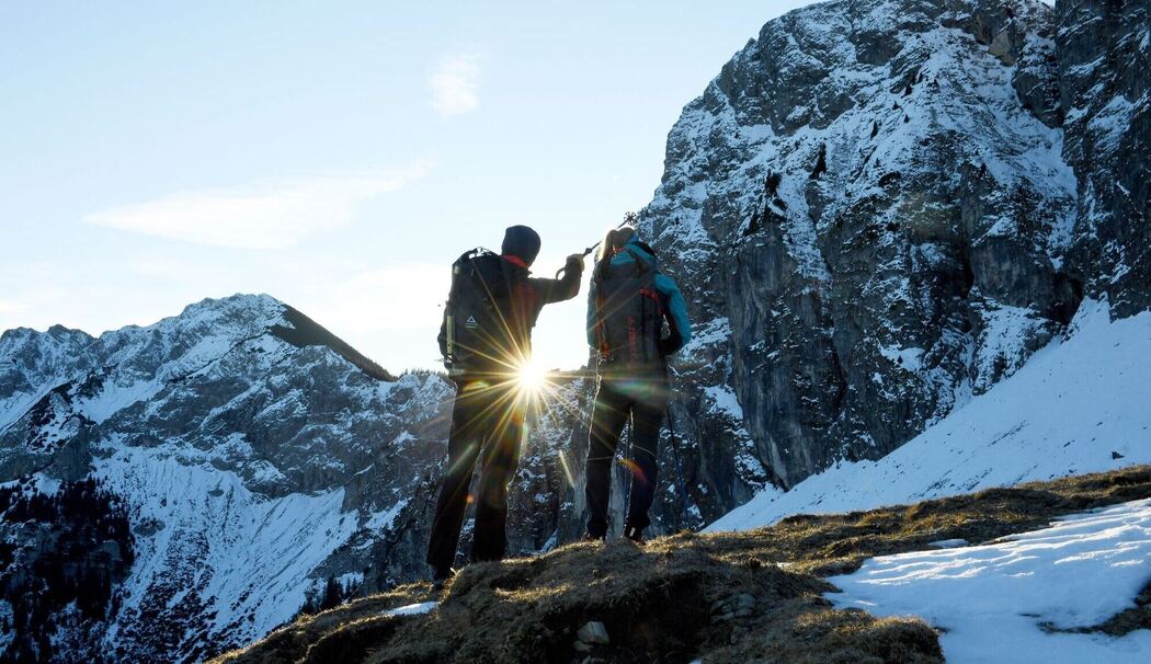 Zwei Menschen auf einer Bergwanderung Zwei Menschen auf einer Bergwanderung