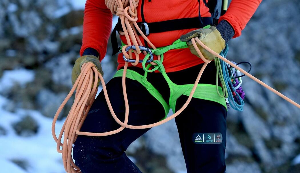 Ein Bergführer mit professioneller Bergsteiger-Ausrüstung Ein Bergführer mit professioneller Bergsteiger-Ausrüstung