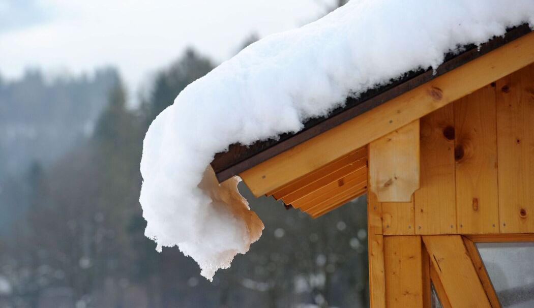 Schneebedecktes Dach eines Hauses Schneebedecktes Dach eines Hauses