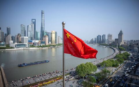 Die Flagge von China vor der Skyline von Shanghai