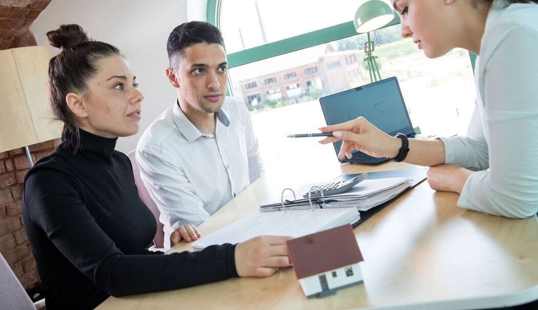 Ein Paar im Beratungsgespräch mit einer Beraterin
