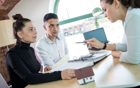 Ein Paar im Beratungsgespräch mit einer Beraterin