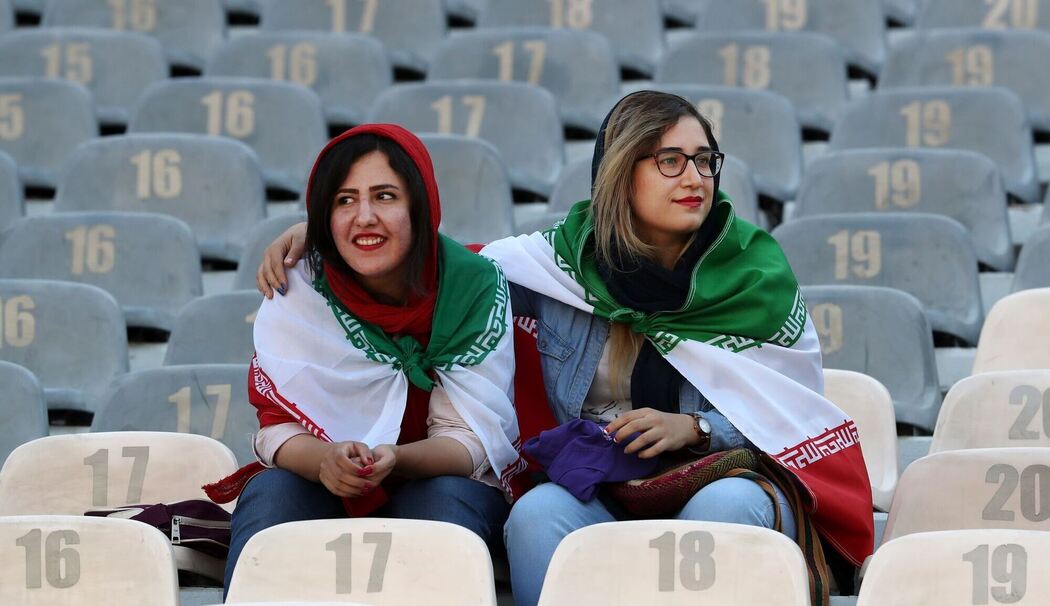 Iranische Frauen in einem Fußballstadion Iranische Frauen in einem Fußballstadion