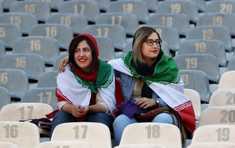Iranische Frauen in einem Fußballstadion