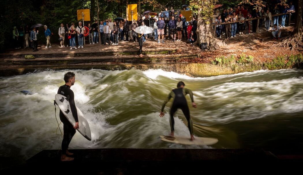 Surfer auf der Eisbachwelle