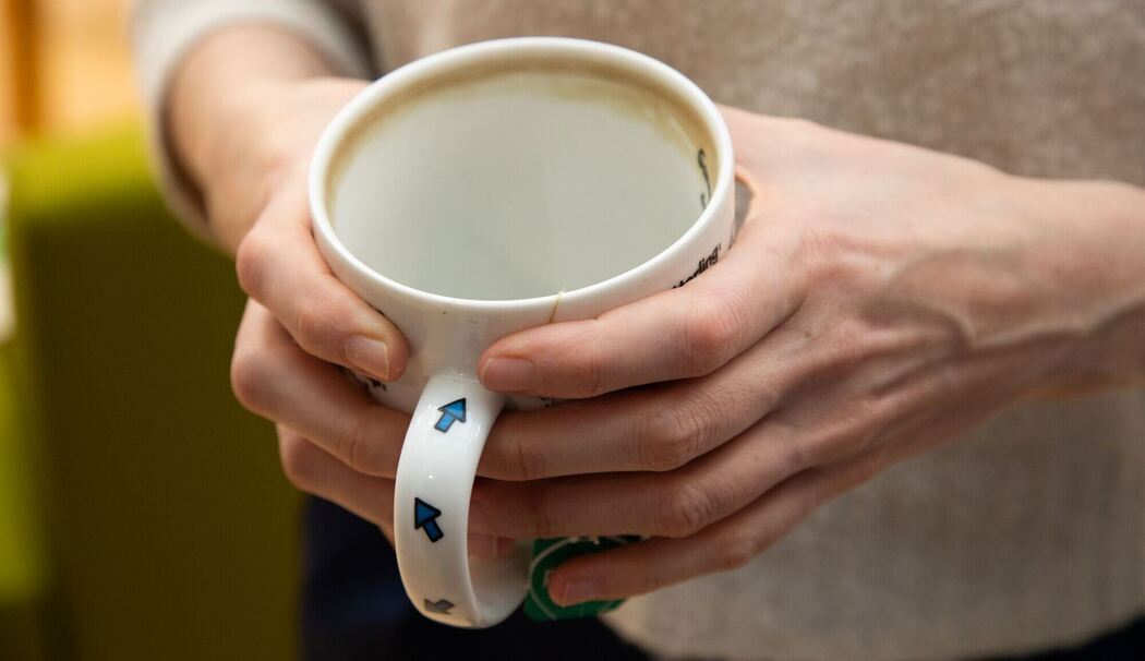 Abfärbungen vom Tee sind in einer Tasse zu sehen