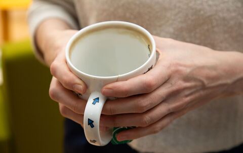 Abfärbungen vom Tee sind in einer Tasse zu sehen
