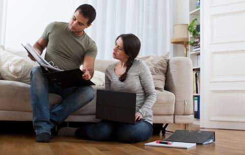 Ein Paar sieht gemeinsam in Unterlagen