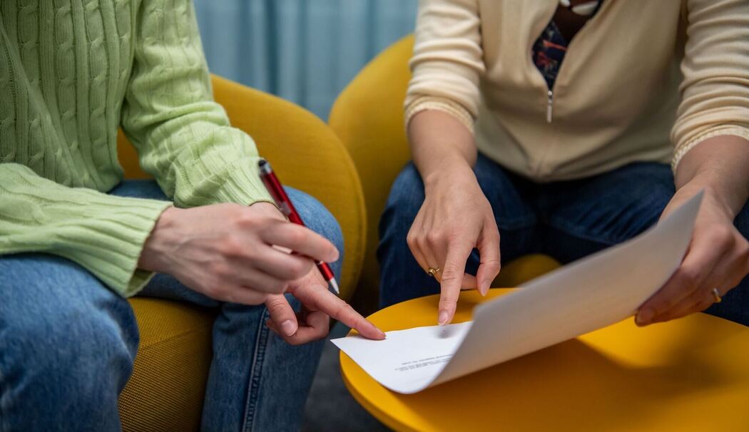 Zwei Frauen bei einem Beratungsgespräch