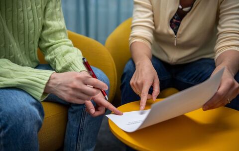 Zwei Frauen bei einem Beratungsgespräch