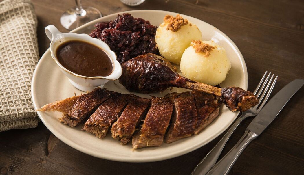 Martinsgans mit Rotkohl und Klößen