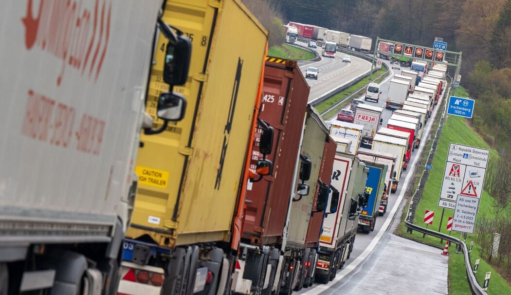 Lkw auf Autobahn Lkw auf Autobahn
