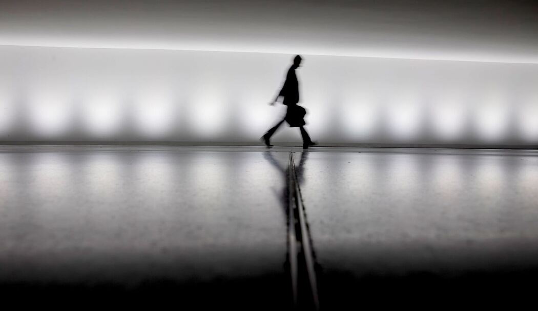 Eine Person geht an einem Gebäude vorbei