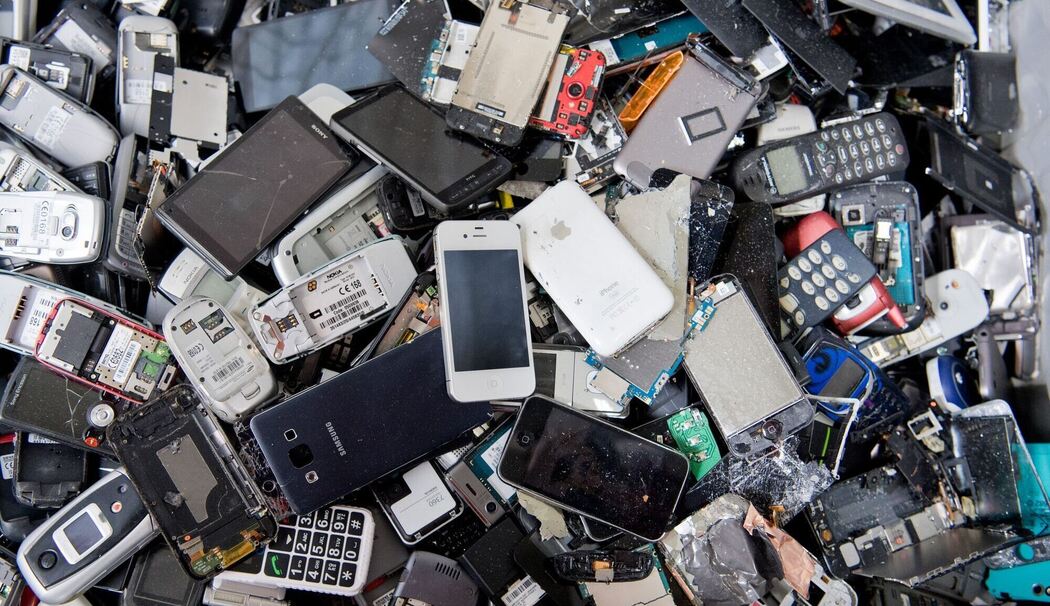 Elektroschrott in einem Container