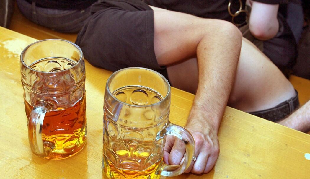 Ein Betrunkener sitz zusammengesunken in einem Bierzelt