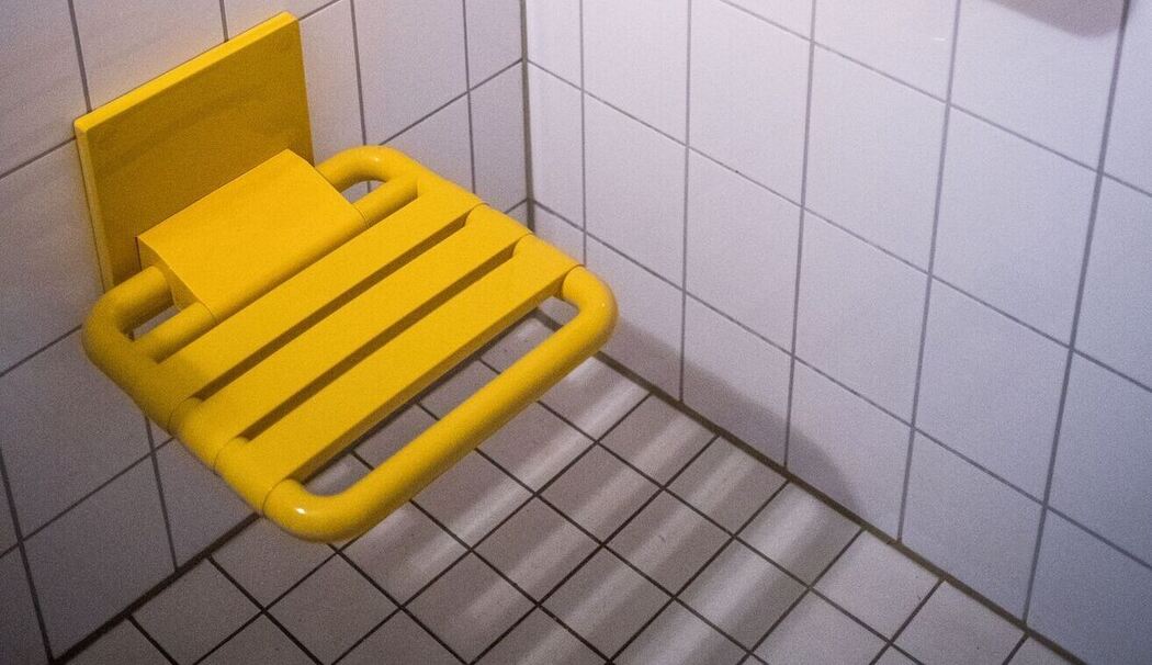 Ein Klappsitz für die Dusche