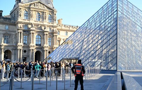 Nach Raubüberfall auf Louvre in Paris