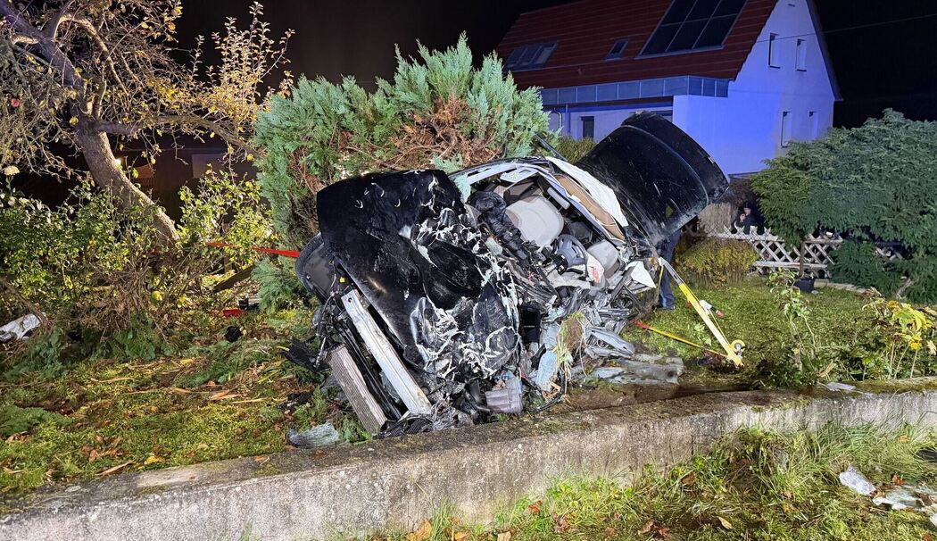 Auto überschlägt sich mehrfach Auto überschlägt sich mehrfach