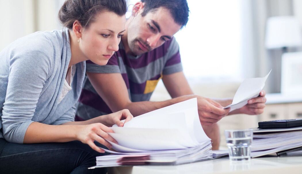 Paar prüft gemeinsam Unterlagen Paar prüft gemeinsam Unterlagen