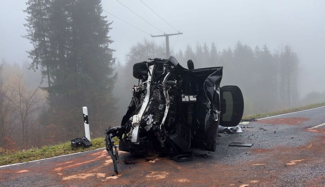 Zwei Tote bei Frontalcrash auf Landstraße Zwei Tote bei Frontalcrash auf Landstraße