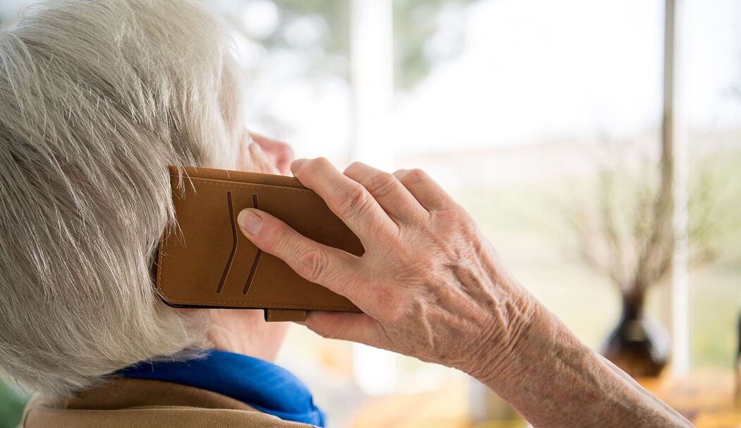 Seniorin und Telefon