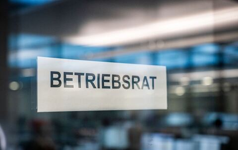 Schild mit der Aufschrift &quot;Betriebsrat&quot; 
