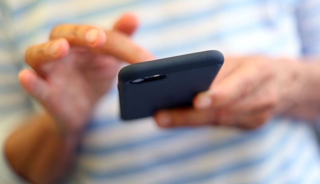 Eine Frau tippt auf einem Smartphone Eine Frau tippt auf einem Smartphone