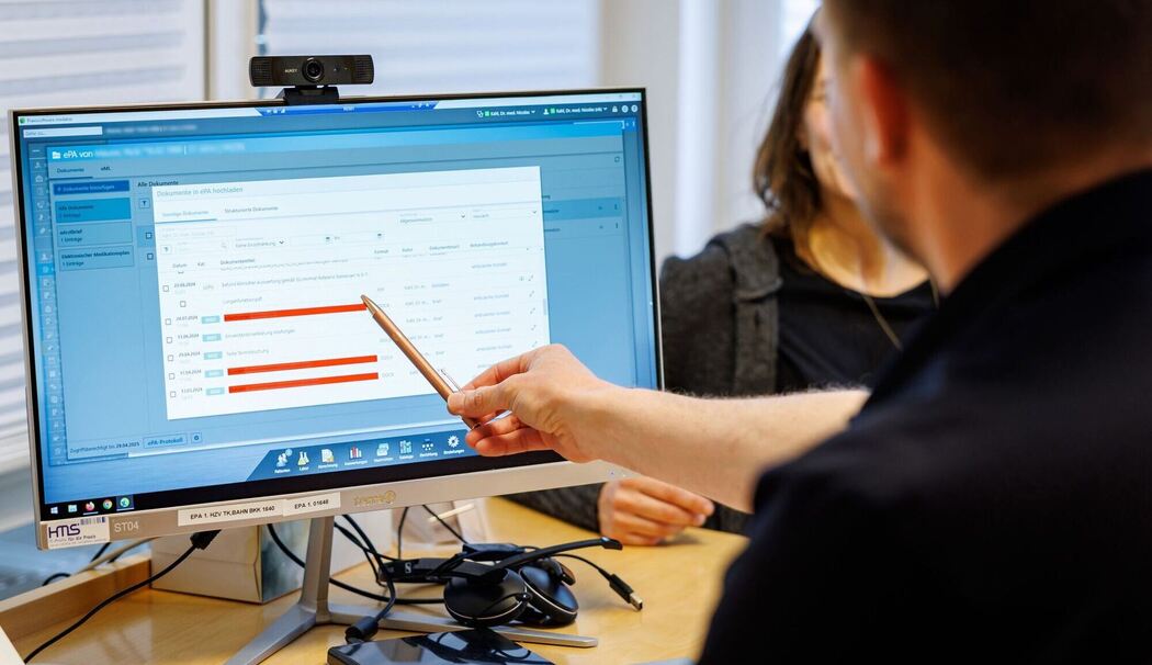 Hausarzt lädt Dokumente in eine elektronische Patientenakte
