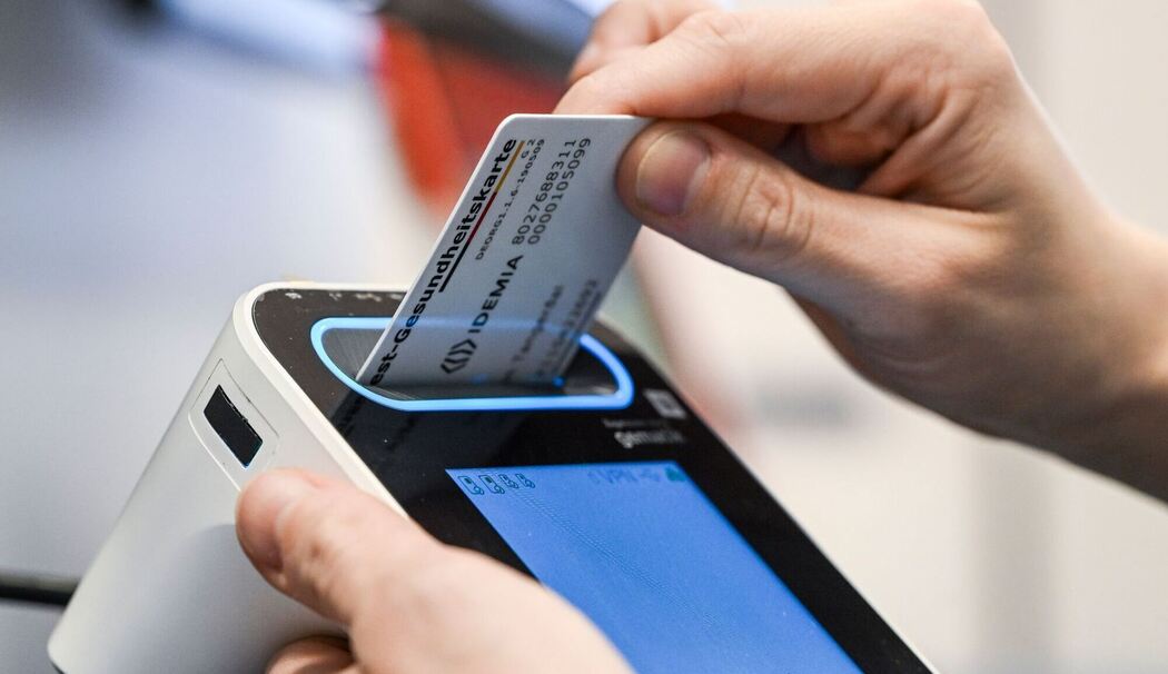 Eine Gesundheitskarte wird in ein Lesegerät geschoben