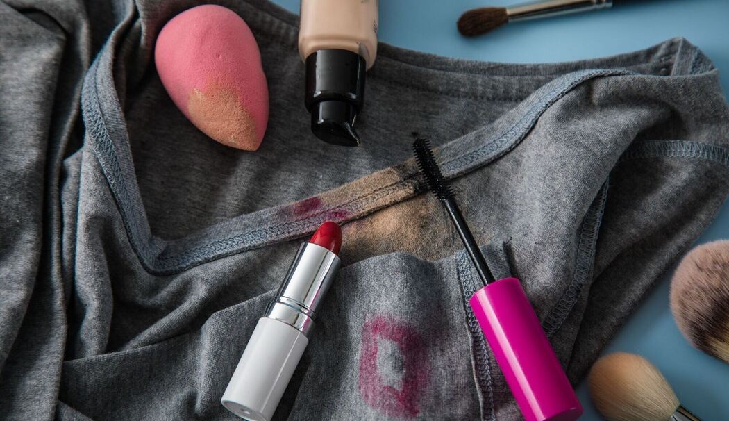 Make-up Flecken auf einem Kleidungsstück