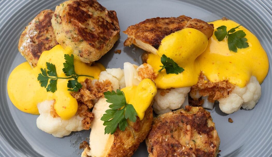 Maishähnchenbrust mit Blumenkohl und Safran-Kardamom-Sauce