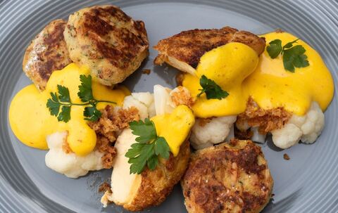 Maishähnchenbrust mit Blumenkohl und Safran-Kardamom-Sauce