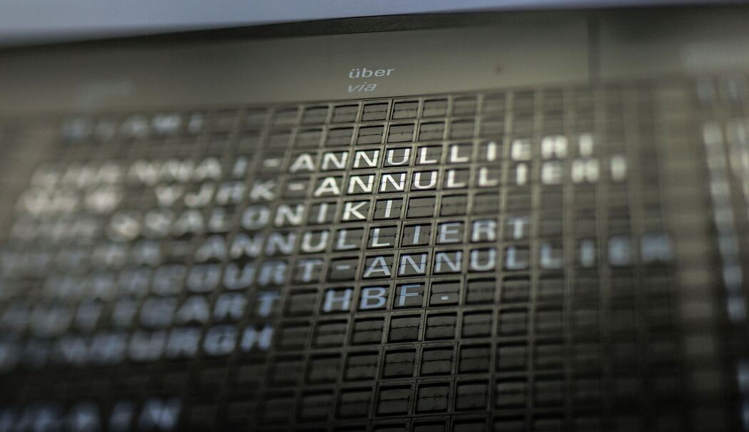 Eine Anzeigetafel weist auf ausgefallenen Flüge hin Eine Anzeigetafel weist auf ausgefallenen Flüge hin
