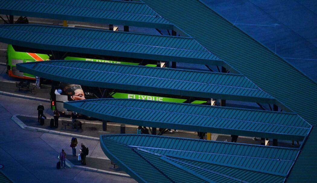 Fahrgäste und ein Bus der Firma Flixbus am ZOB Berlin