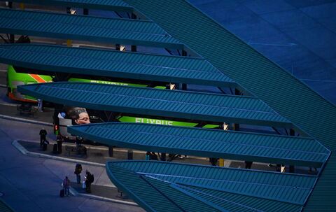 Fahrgäste und ein Bus der Firma Flixbus am ZOB Berlin