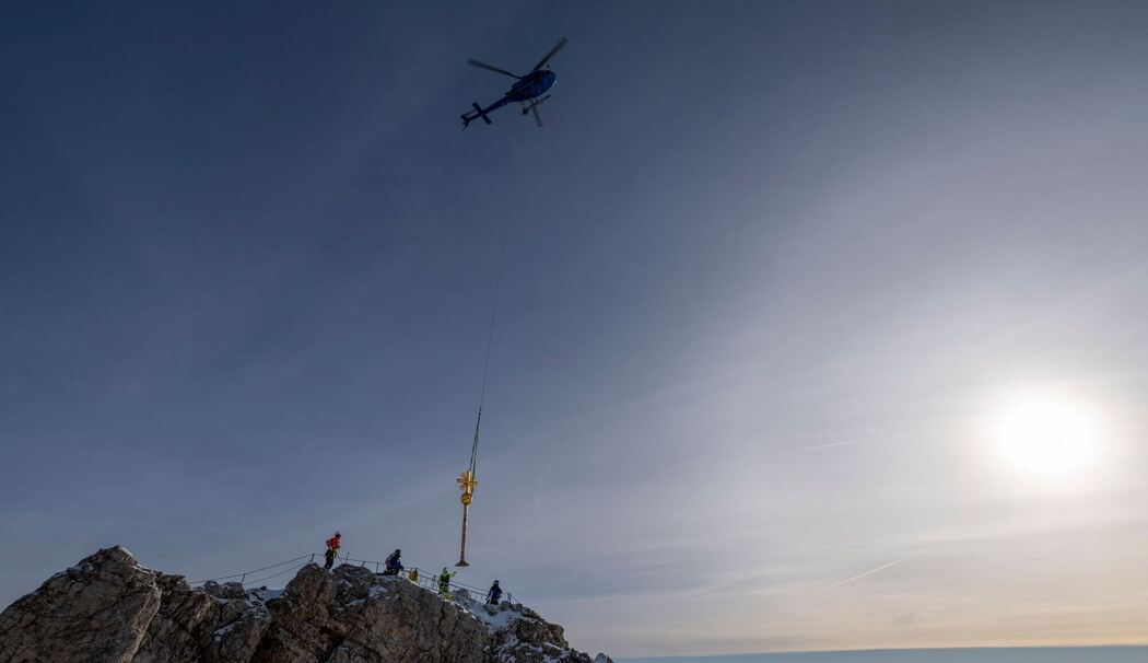 Zugspitz-Gipfelkreuz wird ins Tal geflogen und restauriert Zugspitz-Gipfelkreuz wird ins Tal geflogen und restauriert