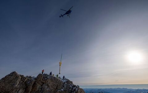 Zugspitz-Gipfelkreuz wird ins Tal geflogen und restauriert