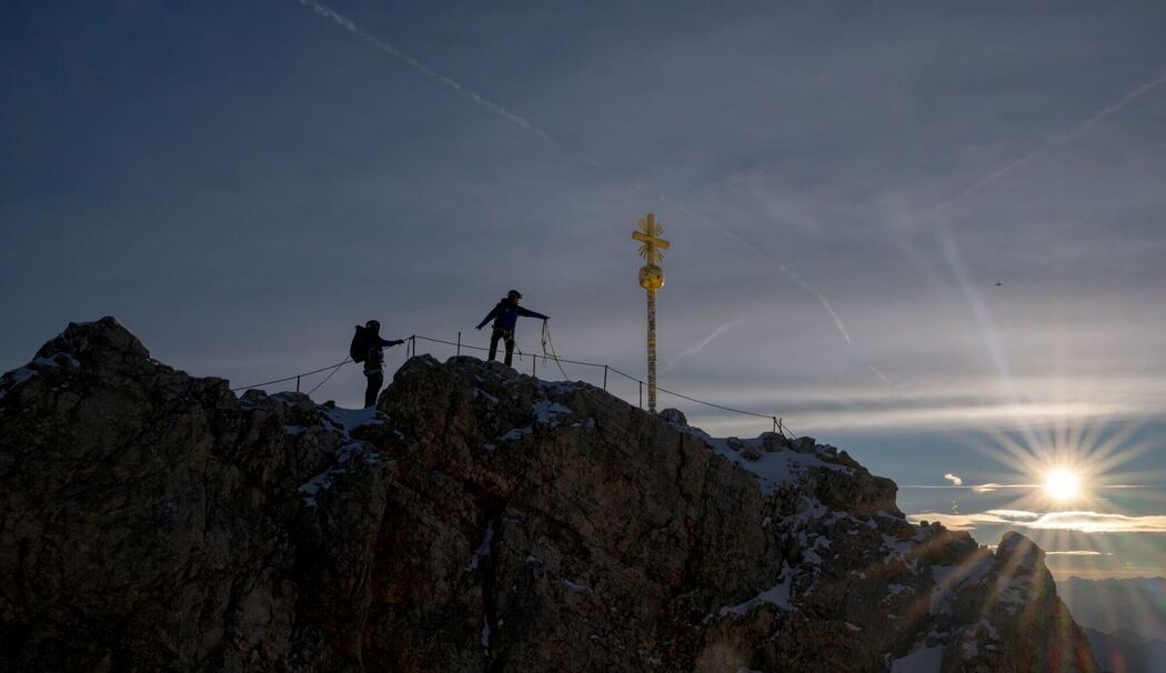 Zugspitz-Gipfelkreuz wird ins Tal geflogen und restauriert Zugspitz-Gipfelkreuz wird ins Tal geflogen und restauriert