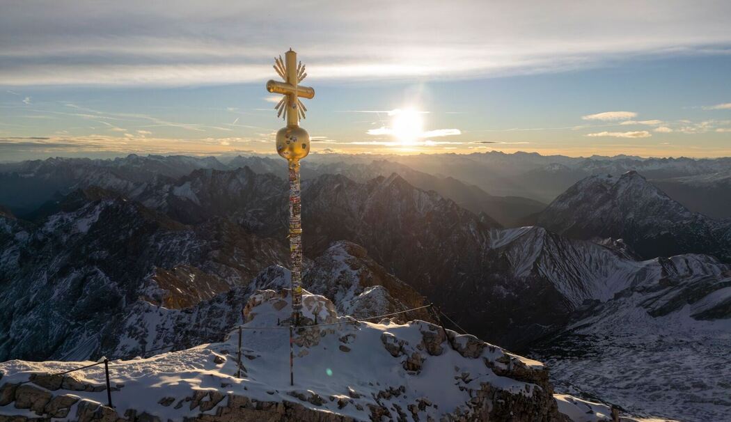 Zugspitz-Gipfelkreuz wird ins Tal geflogen und restauriert Zugspitz-Gipfelkreuz wird ins Tal geflogen und restauriert