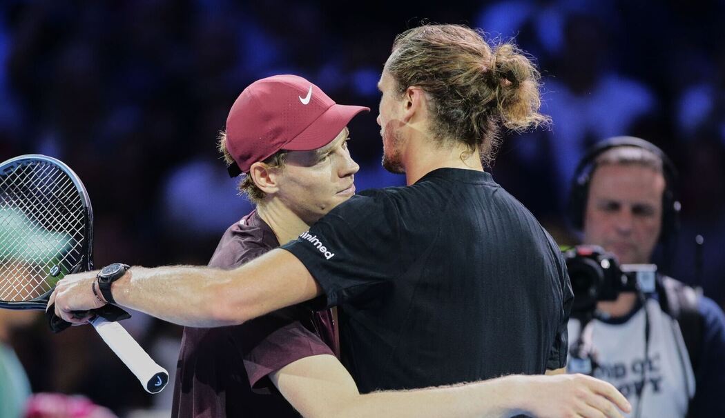 Jannik Sinner und Alexander Zverev (r)