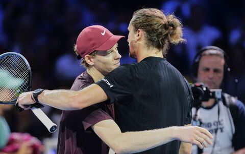 Jannik Sinner und Alexander Zverev (r)