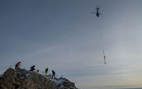 Zugspitz-Gipfelkreuz wird ins Tal geflogen und restauriert