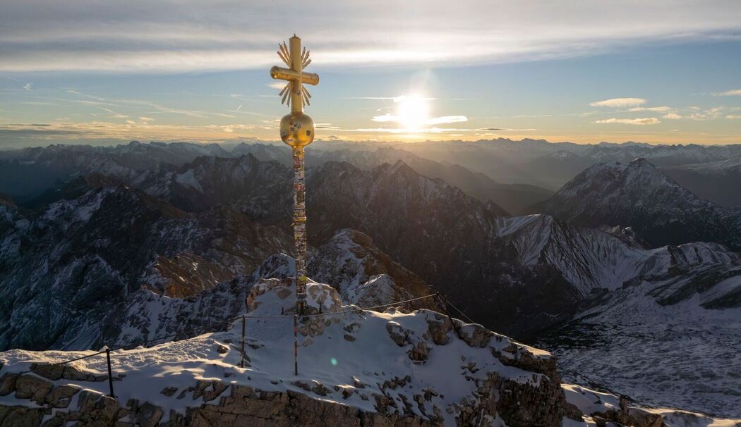 Zugspitz-Gipfelkreuz wird ins Tal geflogen und restauriert