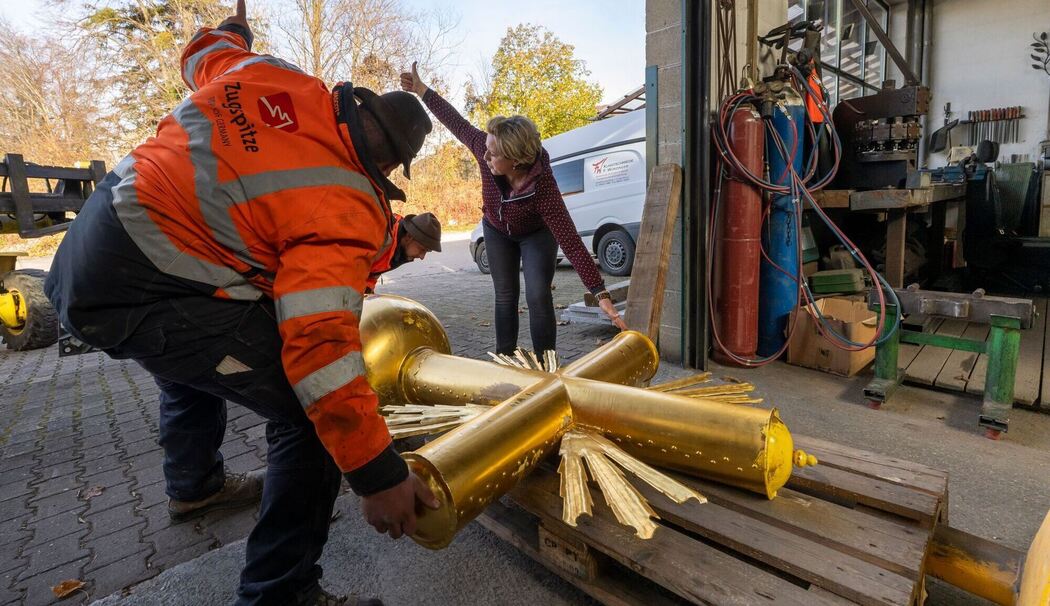 Zugspitz-Gipfelkreuz wird ins Tal geflogen und restauriert