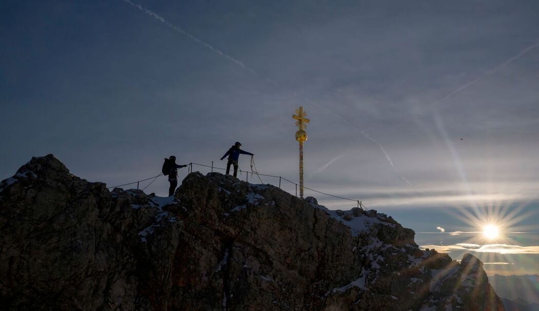 Zugspitz-Gipfelkreuz wird ins Tal geflogen und restauriert