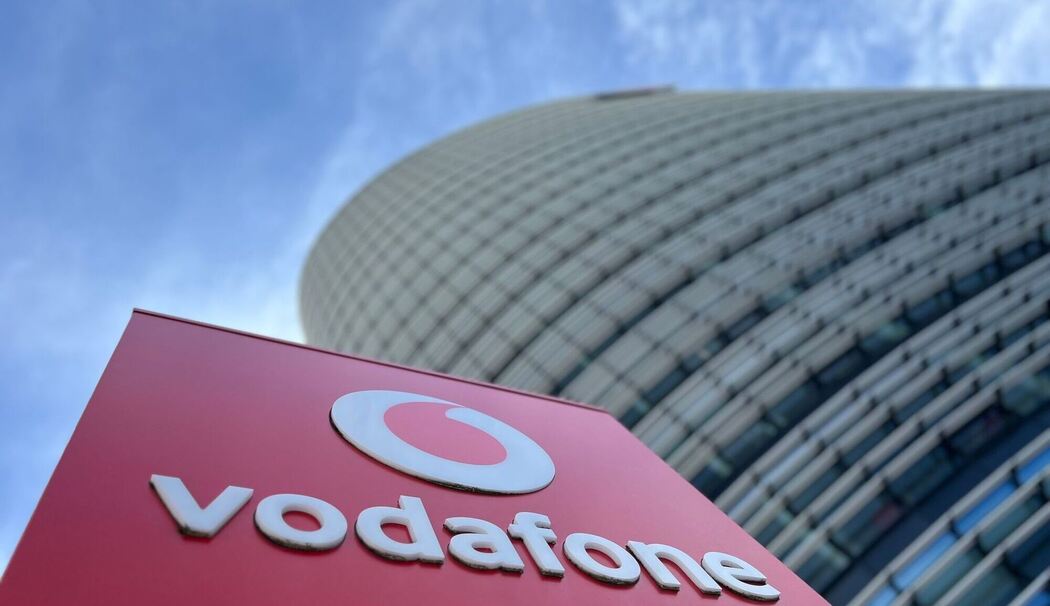 Vodafone-Logo vor Deutschlandzentrale Vodafone-Logo vor Deutschlandzentrale