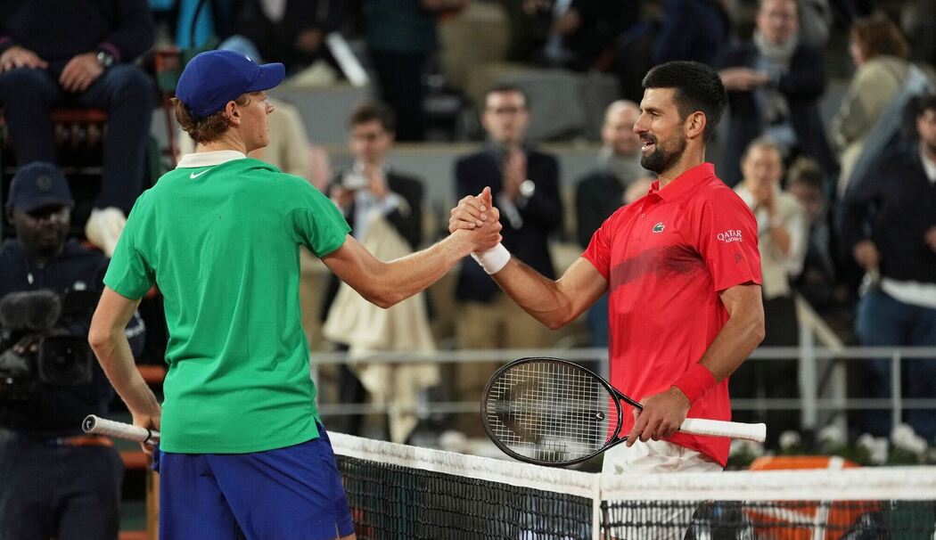 Novak Djokovic (r) und Jannik Sinner