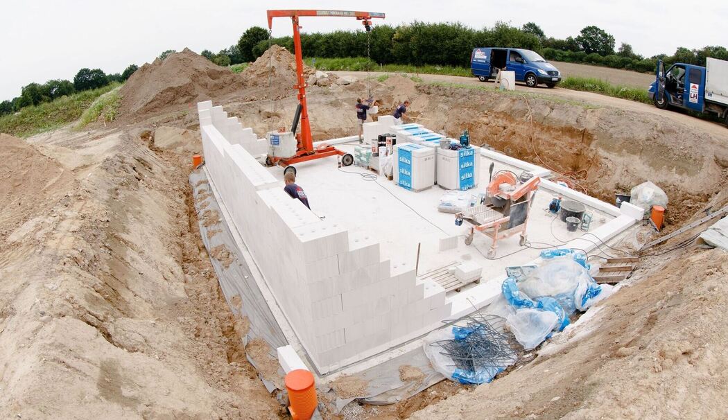 Baustelle eines Einfamilienhauses mit Keller