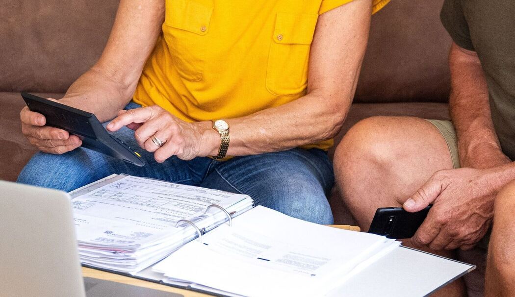 Zwei Senioren überprüfen ihre Finanzen Zwei Senioren überprüfen ihre Finanzen