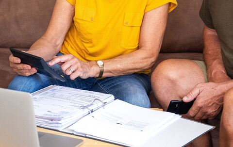Zwei Senioren überprüfen ihre Finanzen